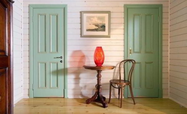 Двери в деревянный дом 
