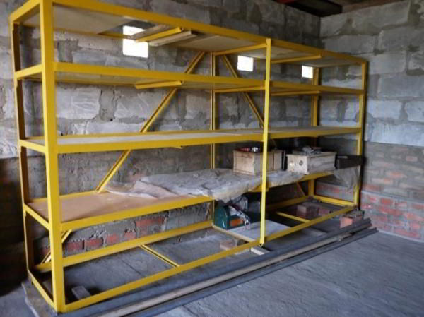 Металлические стеллажи для гаража: виды конструкций для хранения 