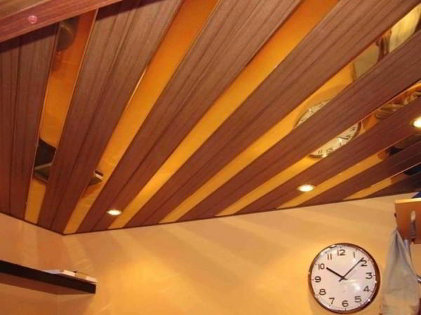 Потолок из вагонки в дизайне интерьера   