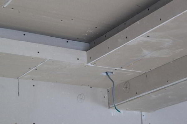 Выступ на потолке из гипсокартона — как их сделать?