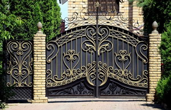 Кованые ворота: фото изделий, сочетающих эстетику ажура и прочность металла