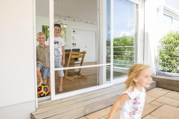 Москитная сетка на двери: многофункциональный элемент защиты помещения