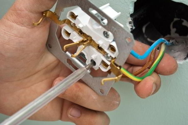 Розетка: как подключить электротехническую арматуру без помощи специалиста