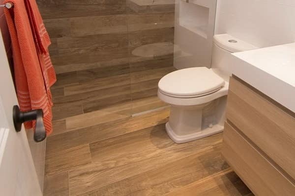 Чем застелить пол в ванной комнате: выбор оптимального материала