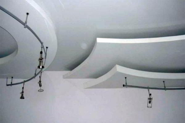 Как делаются многоуровневые гипсокартонные потолки?