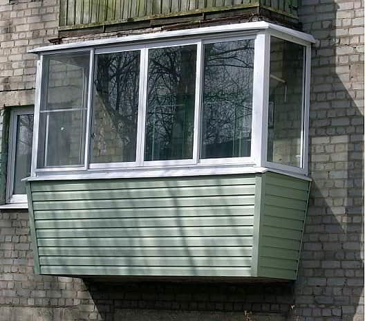 Внешняя отделка балконов или лоджий вагонкой из пластика или сайдингом